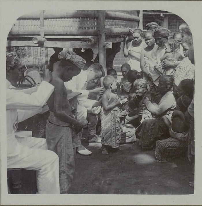 Vaksinasi wabah pes di Malang (Wereldculturen Museum/Public Domain)