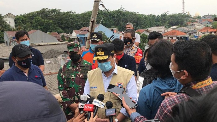 Wagub DKI Jakarta A Riza Patria tinjau lokasi banjir dan longsor di Ciganjur Jaksel (Foto: Tiara/detikcom)