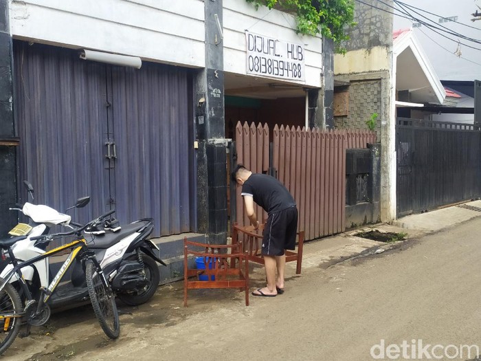 Warga Kelurahan Rambutan, Jakarta Timur, bersih-bersih rumah (Luqman/detikcom)
