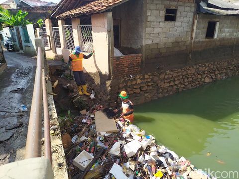 Warga membersihkan rumah dari lumpur bekas banjir, Ciracas, Jakarta Timur (Luqman/detikcom)