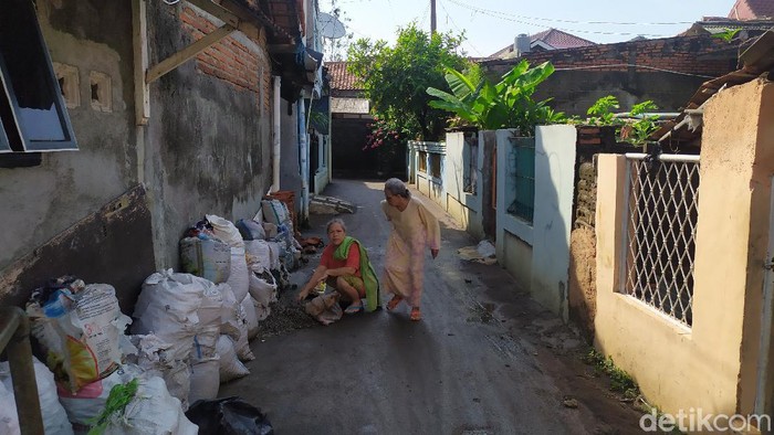 Warga membersihkan rumah dari lumpur bekas banjir, Ciracas, Jakarta Timur (Luqman/detikcom)