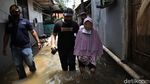 Momen Warga Selamatkan Barang Berharga Saat Banjir Rendam Ciganjur