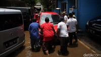 Sejumlah warga juga tampak bergotong royong memindahkan mobil yang terendam banjir.