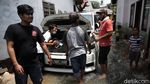 Momen Warga Selamatkan Barang Berharga Saat Banjir Rendam Ciganjur