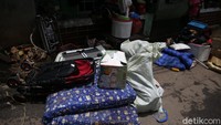 Sejumlah barang milik warga yang berhasil diselematkan dari rumah mereka yang terendam banjir dikumpulkan di area yang kering.