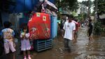 Momen Warga Selamatkan Barang Berharga Saat Banjir Rendam Ciganjur