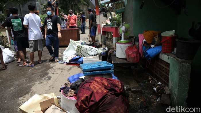Sejumlah rumah warga di kawasan Ciganjur, Jakarta Selatan, terendam banjir. Sejumlah barang berharga pun diselamatkan warga dari area yang terendam banjir.