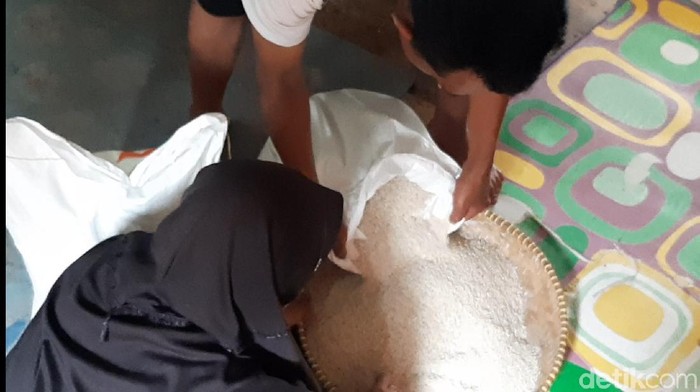 Warga Tasikmalaya keluhkan kualitas beras bantuan PKH.