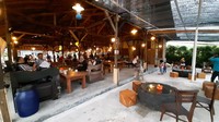 Traveler seakan dibawa nostalgia kembali ke era tahun 90-an. Pemilik Warung Abah Wardja sengaja memilih menyajikan menu tradisional dengan nuansa restoran yang klasik. Mayoritas menu yang disajikan adalah aneka rebusan seperti pisang, kacang, sukun, talas dan lainnya. (Sudirman Wamad/detikcom)