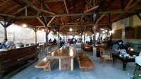 Warung ini menghadirkan konsep dapur terbuka. Pengunjung dapat menyaksikan langsung proses pembuatan makanan dan minumannya. Posisi dapurnya berada di bagian depan. Proses memasaknya menggunakan tungku dan kayu bakar. (Sudirman Wamad/detikcom)
