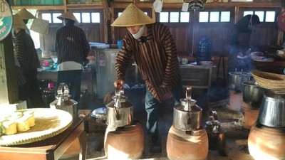 Foto: Nostalgia Tahun 90-an di Warung Abah Wardja Cirebon