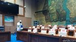 19 Dewan Positif Corona, Gedung DPR Disemprot Disinfektan