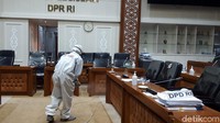 Giat penyemprotan dilakukan oleh 20 orang sejak pagi tadi hingga esok hari.