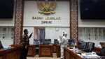19 Dewan Positif Corona, Gedung DPR Disemprot Disinfektan