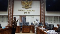 Kesetjenan melakukan penyemprotan disinfektan di gedung DPR RI.