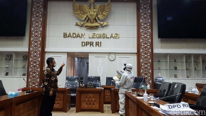 18 Dewan Positif Corona, Gedung DPR Disemprot Disinfektan Sebanyak 18 anggota DPR terkonfirmasi positif Corona, Senin (12/10/2020). Gedung DPR pun disemprot disinfektan.