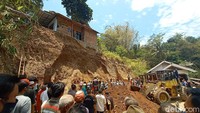 Lokasi kejadian pun menjadi tontonan warga setempat. Di lokasi kejadian juga sudah terpasang garis polisi.  