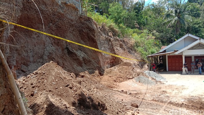 2 Pekerja Tewas Tertimbun Longsor di Kudus Dua pekerja meninggal dunia tertimpa tanah longsor tebing di Desa Soco Kecamatan Dawe, Kudus Jawa Tengah. Polres Kudus pun akan melakukan penyelidikan terkait dengan kasus tersebut.