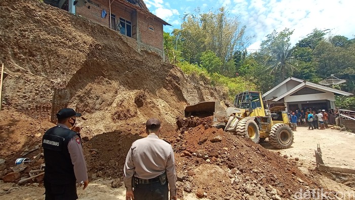 2 Pekerja Tewas Tertimbun Longsor di Kudus Dua pekerja meninggal dunia tertimpa tanah longsor tebing di Desa Soco Kecamatan Dawe, Kudus Jawa Tengah. Polres Kudus pun akan melakukan penyelidikan terkait dengan kasus tersebut.