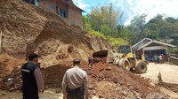 Kedua bernama Riyan Permana Putra (19) dan Najib (22) warga Desa Soco Kecamatan Dawe dievakuasi dalam kondisi meninggal dunia. Kedua korban tertimbun tanah longsor kedalaman dua meter.  