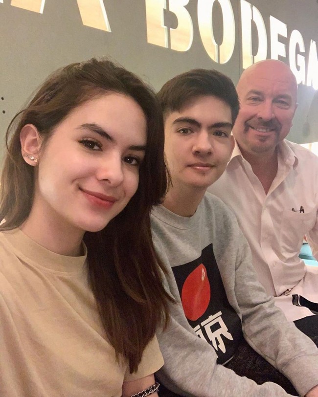 Hampir sama seperti dirinya, Stefhanie Zamora ternyata juga memiliki adik laki-laki yang berparas bule. Lihat saja fotonya bersama sang adik, Steven Alvero Husen, dan ayah mereka. Ketiganya sangat mirip bukan? Foto: Instagram/steffizamora