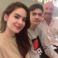 Hampir sama seperti dirinya, Stefhanie Zamora ternyata juga memiliki adik laki-laki yang berparas bule. Lihat saja fotonya bersama sang adik, Steven Alvero Husen, dan ayah mereka. Ketiganya sangat mirip bukan? Foto: Instagram/steffizamora