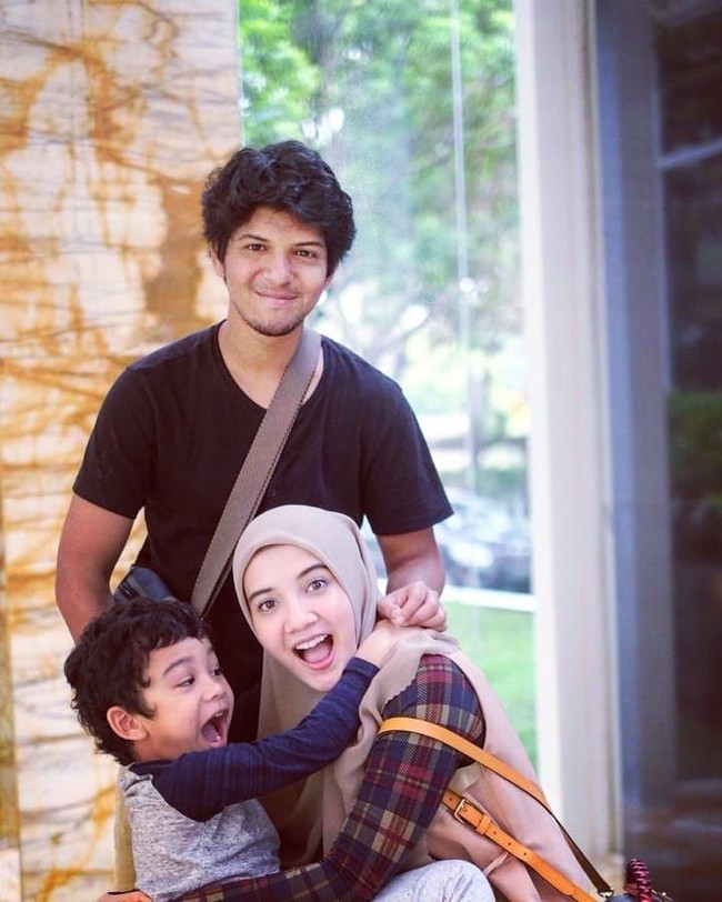 Tak banyak yang tahu kalau sebenarnya Zaskia dan Shireen Sungkar memiliki seorang adik laki-laki yang bernama Yusuf Averoes Sungkar. Berbeda dari kedua kakaknya, Yusuf memang tidak terjun ke dunia hiburan. Foto: Instagram/yusufaverroes