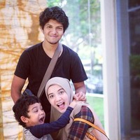 Tak banyak yang tahu kalau sebenarnya Zaskia dan Shireen Sungkar memiliki seorang adik laki-laki yang bernama Yusuf Averoes Sungkar. Berbeda dari kedua kakaknya, Yusuf memang tidak terjun ke dunia hiburan. Foto: Instagram/yusufaverroes