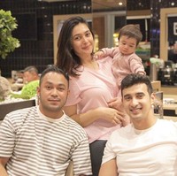 Kalau yang satu ini pasti sudah tak asing lagi. Ali Syakieb adalah adik laki-laki dari Nabila Syakieb. Keduanya sama-sama terjun ke dunia akting. Foto: Instagram/alisyakieb