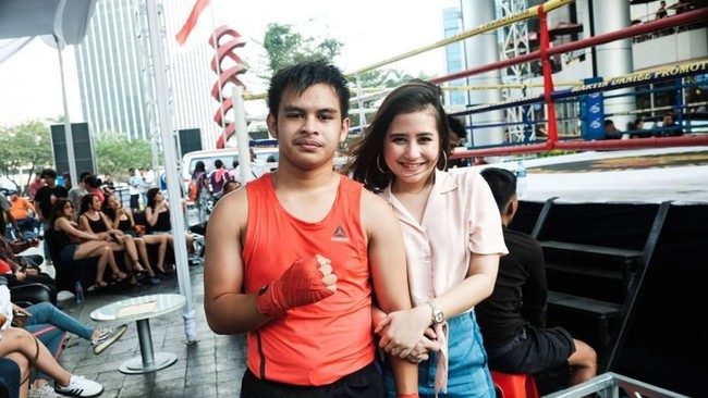 Prilly Latuconsina memiliki seorang adik laki-laki yang bernama Raja. Di media sosialnya, Prilly sendiri beberapa kali kerap terlihat memamerkan momen kebersamaannya dengan sang adik. Saking akrabnya, keduanya bahkan terlihat seperti sepasang kekasih. Foto: Instagram/rajalatuconsina