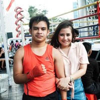 Prilly Latuconsina memiliki seorang adik laki-laki yang bernama Raja. Di media sosialnya, Prilly sendiri beberapa kali kerap terlihat memamerkan momen kebersamaannya dengan sang adik. Saking akrabnya, keduanya bahkan terlihat seperti sepasang kekasih. Foto: Instagram/rajalatuconsina