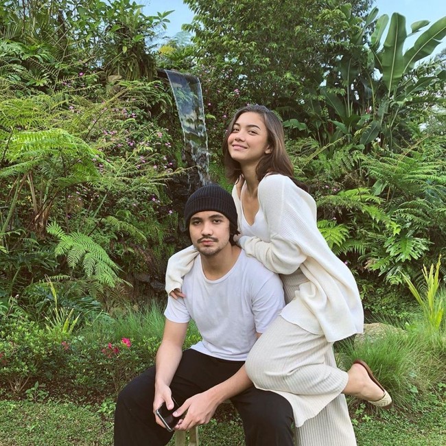 Angela Gilsha yang merupakan artis blasteran Italia-Bali ternyata memiliki seorang adik laki-laki bernama Marco Panari. Mirip nggak nih? Foto: Instagram/marc0panari