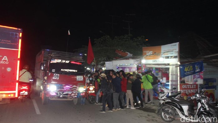 Aksi mahasiswa tolak UU Omnibus Law Cipta Kerja yang bubar di Jalan Tengkawang Samarinda (Suriyatman/detikcom)