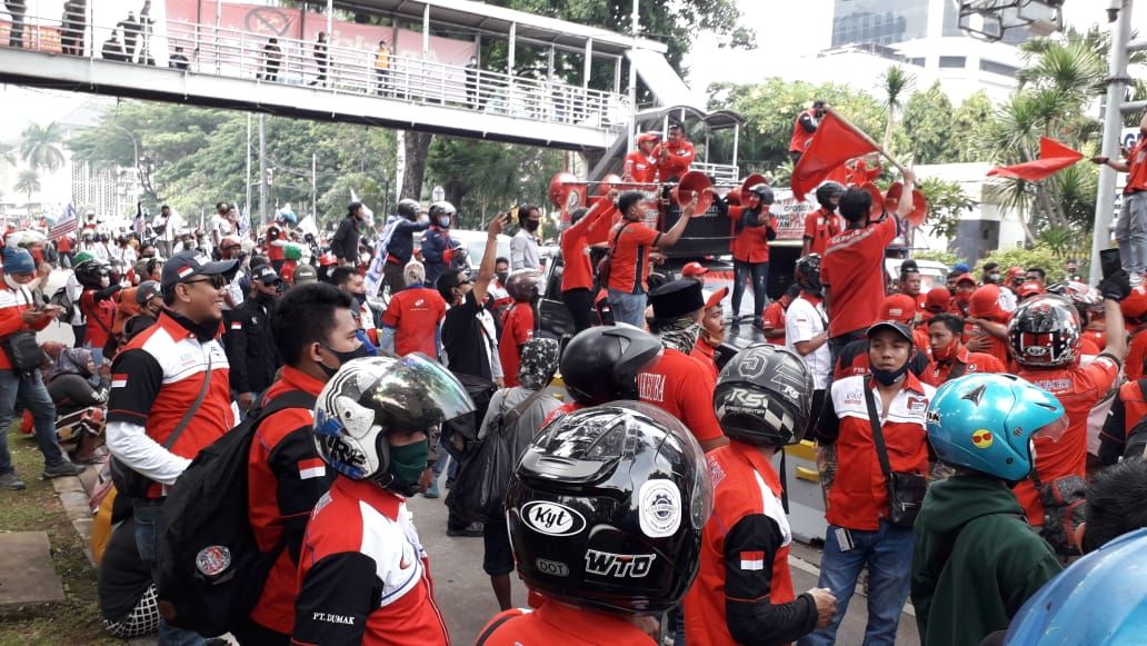 Aksi massa demo tolak Omnibuslaw, Senin (12/10) . (CNBC Indonesia/Tri Susilo)
