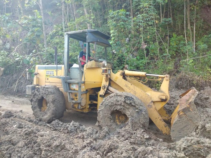 Alat berat bersihkan material longsor di Cianjur.
