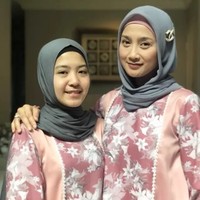 Nasywa Nathania Hamzah cukup akrab dengan sang ibu yang anggota DPR dari fraksi Partai Amanat Nasional, Desy Ratnasari. Semakin bertambah usia, remaja 18 tahun ini disebut makin terlihat mirip dengan ibunya. Gaya hijab mereka pun hampir sama, simpel dengan ciput dan scarf. Foto: Instagram/@desyratnasarifans