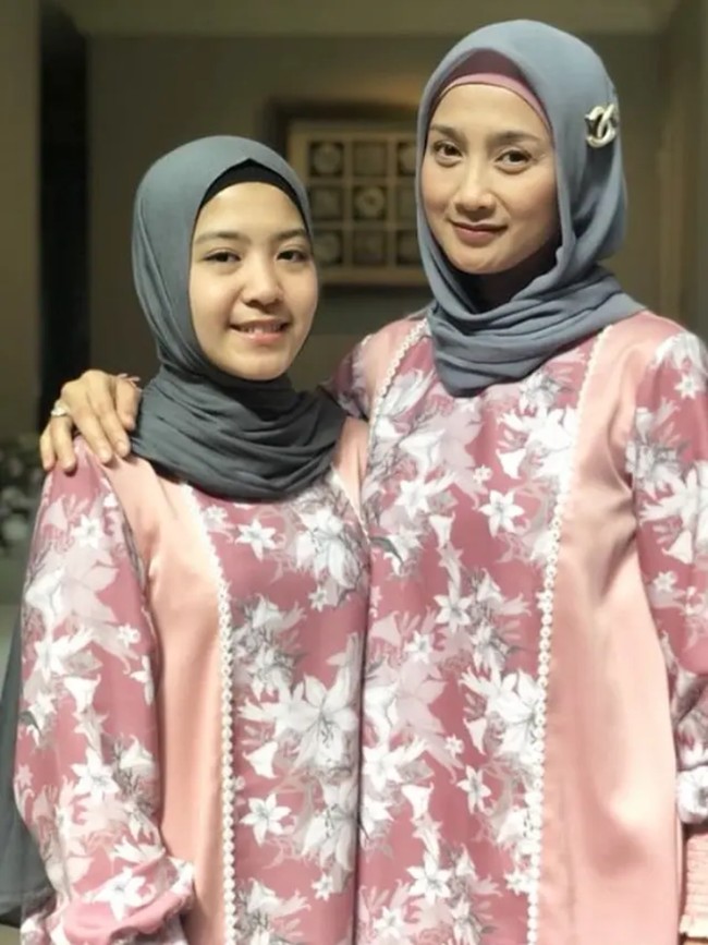 Nasywa Nathania Hamzah cukup akrab dengan sang ibu yang anggota DPR dari fraksi Partai Amanat Nasional, Desy Ratnasari. Semakin bertambah usia, remaja 18 tahun ini disebut makin terlihat mirip dengan ibunya. Gaya hijab mereka pun hampir sama, simpel dengan ciput dan scarf. Foto: Instagram/@desyratnasarifans