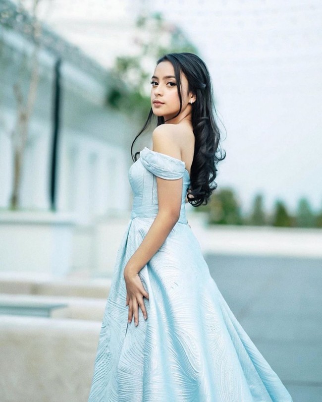 Anggota DPR RI Dede Yusuf memiliki putri cantik yang kini beranjak dewasa. Dia adalah Kaneishia Lathifa Zahra, buah pernikahan Dede Yusuf dengan Sendy Ramania Wurandani pada 1999 silam. Kaneishia aktif di kegiatan teater dan musik. Sehari-harinya, gadis manis berambut panjang ini suka bergaya feminin. Foto: Instagram/@kaneishiayusuf05 