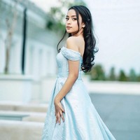 Anggota DPR RI Dede Yusuf memiliki putri cantik yang kini beranjak dewasa. Dia adalah Kaneishia Lathifa Zahra, buah pernikahan Dede Yusuf dengan Sendy Ramania Wurandani pada 1999 silam. Kaneishia aktif di kegiatan teater dan musik. Sehari-harinya, gadis manis berambut panjang ini suka bergaya feminin. Foto: Instagram/@kaneishiayusuf05 