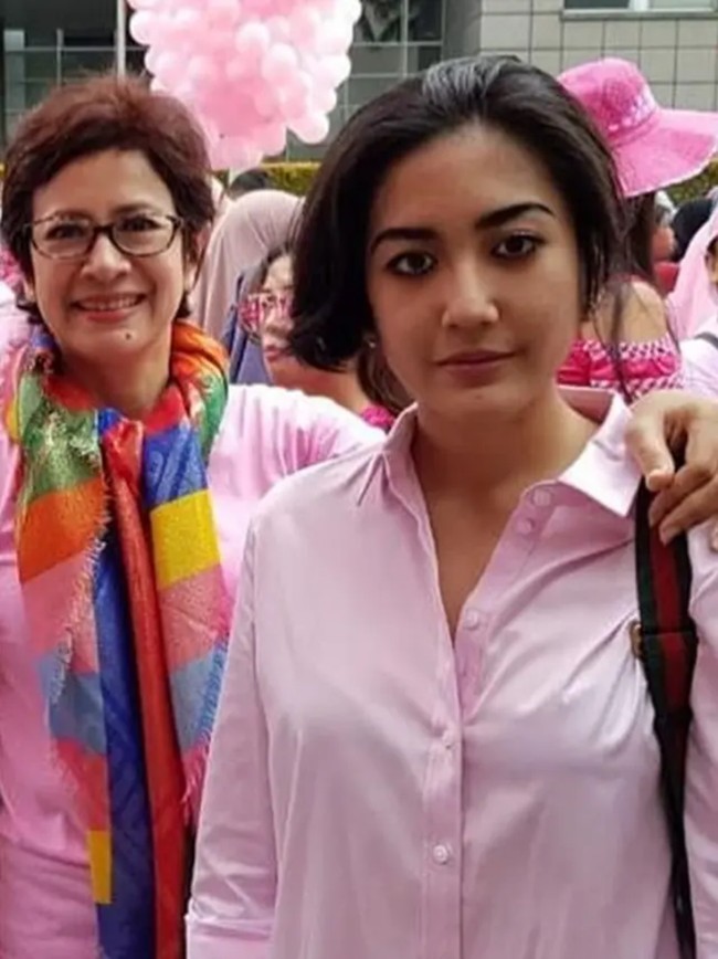 Maura Magnalia Madyaratri adalah putri sulung dari pasangan Nurul Arifin, anggota DPR dari fraksi Golkar, dan presenter Mayong Suryo Laksono. Maura tidak mengikuti jejak sang ibu sebagai figur publik maupun politikus. Tapi dia memilih meniti karier di jalur seni dan mengambil kuliah Design Communication di LaSalle College, Singapura. Sebagai pekerja seni, Maura menyukai gaya edgy dan eksentrik. Foto: Instagram