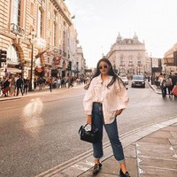 Pinka Hapsari, putri ketua DPR RI Puan Maharani selalu tampil chic dengan padu-padan busana yang tak biasa. Wanita yang senang traveling ini kerap memperlihatkan gaya stylish-nya di foto-foto liburan. Foto: Instagram