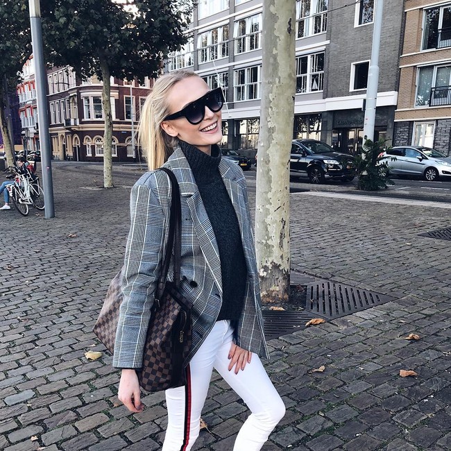 Saat itu, Anthonia merasa jika mantannya adalah sosok pacar yang sempurna. Apalagi di awal hubungan pria tersebut sering memberikannya hadiah dan pujian. Tapi lama kelamaan pria itu menunjukkan sifat aslinya yang ternyata pemarah dan pencemburu. Tiba-tiba aku tidak boleh memakai makeup lagi dan aku tidak boleh memakai baju yang aku inginkan, katanya.Foto: Instagram @anthoniarochus