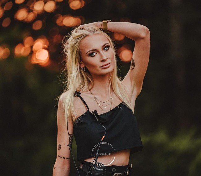 Awalnya mantan Anthonia sering meluapkan kemarahan pada perabotan di sekitar mereka. Tapi setelahnya, dia mulai beralih memukul Anthonia. Dia pernah melihatku merokok dengan teman di sebuah pesta dan mengamuk. Di rumah, dia menjambak rambutku, dan membenturkan wajahku ke radiator. Aku pulang ke ibuku hari itu dengan wajah penuh darah, ungkap sang model. Foto: Instagram @anthoniarochus