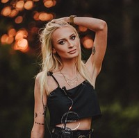 Awalnya mantan Anthonia sering meluapkan kemarahan pada perabotan di sekitar mereka. Tapi setelahnya, dia mulai beralih memukul Anthonia. Dia pernah melihatku merokok dengan teman di sebuah pesta dan mengamuk. Di rumah, dia menjambak rambutku, dan membenturkan wajahku ke radiator. Aku pulang ke ibuku hari itu dengan wajah penuh darah, ungkap sang model. Foto: Instagram @anthoniarochus