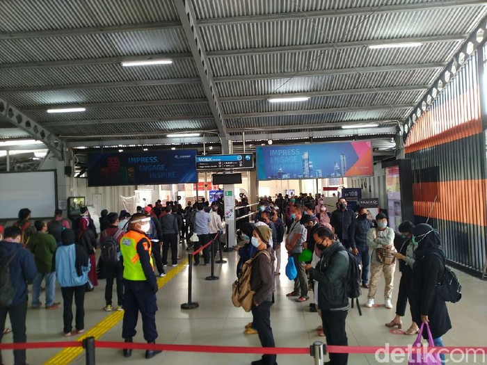 Antrean calon penumpang KRL di Stasiun Bogor, 12 Oktober 2020, di masa PSBB transisi DKI.