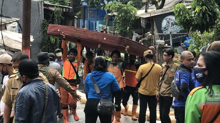 Banjir di permukiman warga di Ciganjur imbas longsor