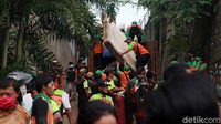 Seperti diketahui, banjir di Ciganjur disebabkan turap di perumahan Melati Residence, yang lokasinya berada lebih tinggi dari permukiman warga jebol akibat hujan deras pada Sabtu (10/10) malam. Puing-puing turap pun longsor memenuhi aliran sungai di anak Kali Setu di bawahnya. Kemudian, air sungai meluap ke permukiman warga yang posisinya jauh lebih rendah dari lahan perumahan tersebut.