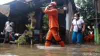 Sejumlah petugas membantu menggotong berbagai perabotan rumah tangga milik warga menuju pengungsian.