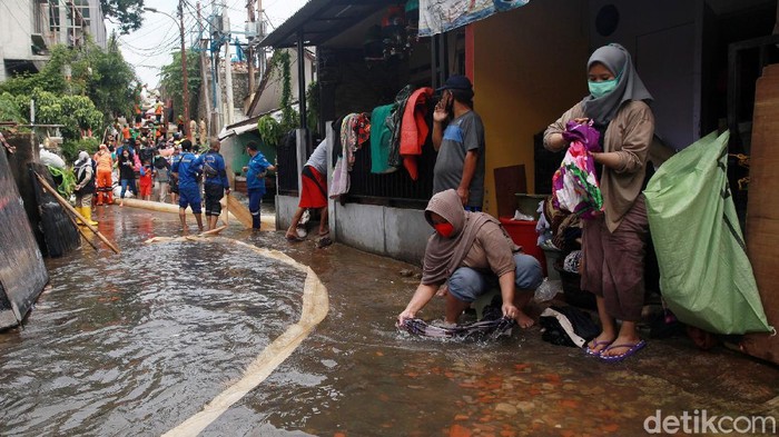 Permukiman yang terdampak longsor di kawasan Ciganjur, Jagakarsa, Jakarta Selatan, hingga saat ini masih terendam banjir meski sudah 2 hari berlalu. Petugas masih berupaya menyedot air banjir.