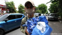 Alat peraga kampanye (APK) itu ditertibkan karena dianggap mengganggu seperti diatur Perwali No 2 tahun 2009.